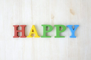 HAPPYのカラフルなロゴ