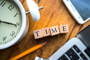 TIMEのロゴブロックと時計の画像