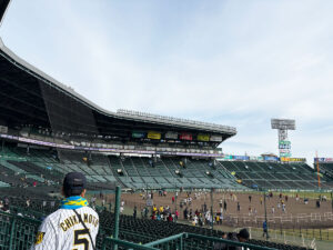 甲子園球場客席から見たグラウンドの画像